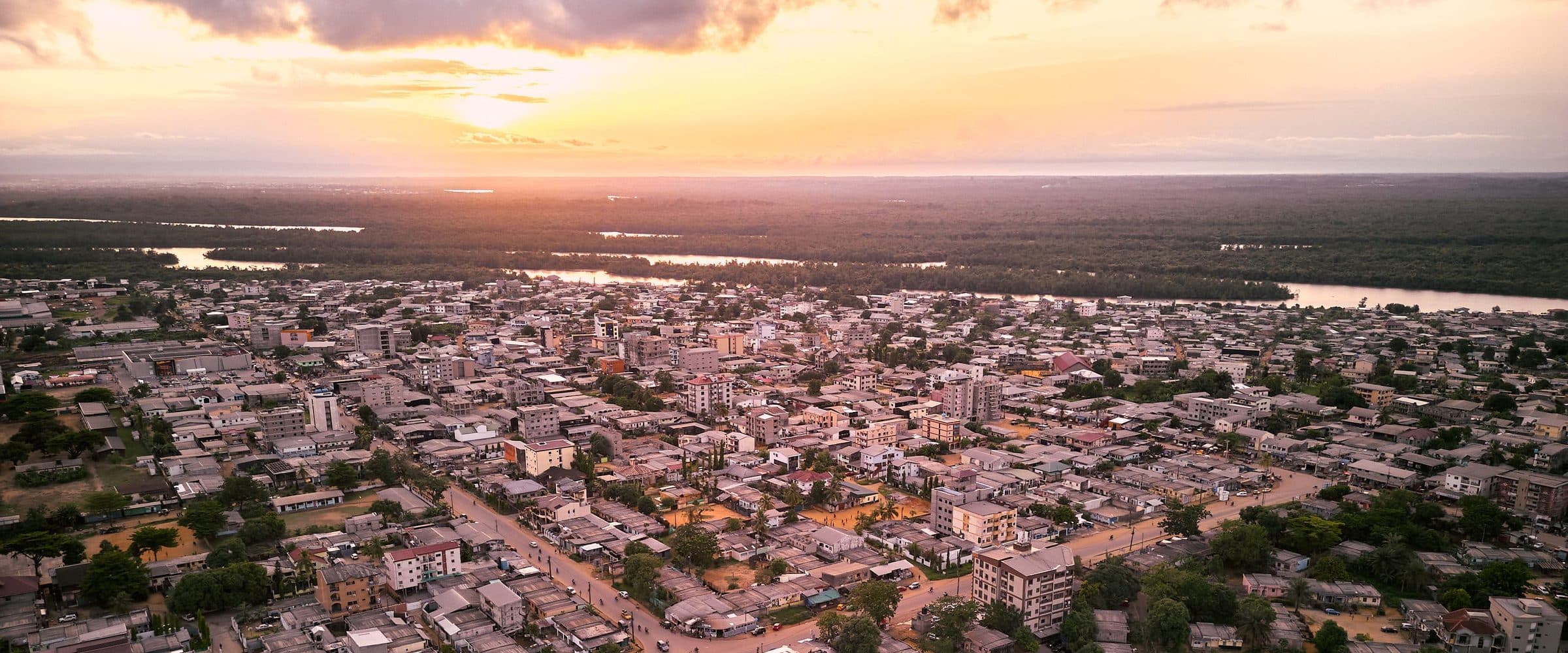 Douala vue du ciel, au coucher du soleil.