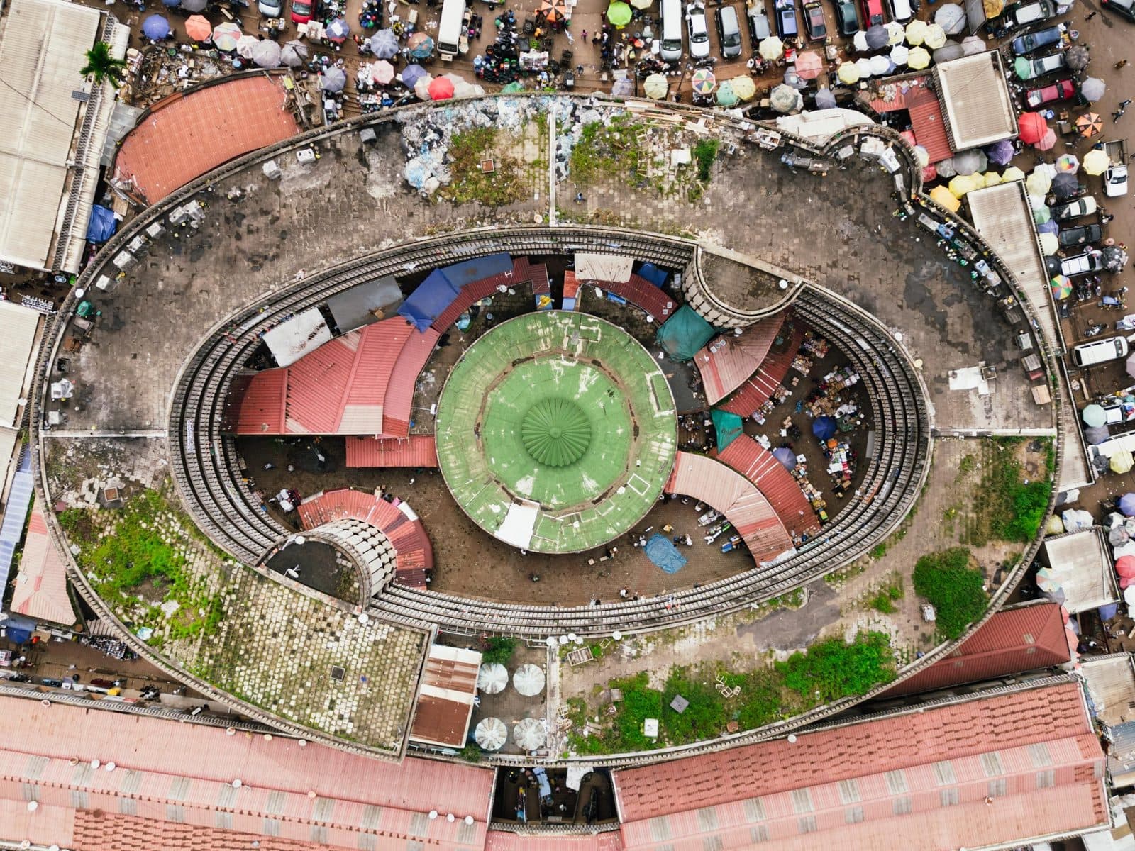 Le marché central de Yaoundé vu du ciel, entouré de ses rues commerçantes.