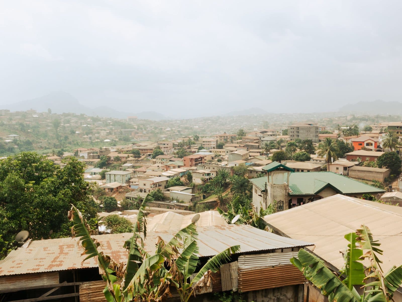 Yaoundé sous la brume, ses collines à peine visibles.